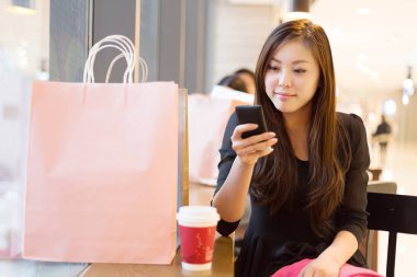 hareket eden telefon içinde alışveriş merkezi olan kadın