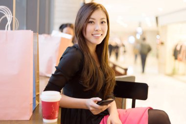 hareket eden telefon içinde alışveriş merkezi olan kadın