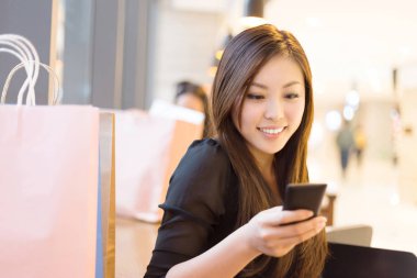 hareket eden telefon içinde alışveriş merkezi olan kadın