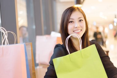 Asyalı kadın alışveriş merkezinde alışveriş