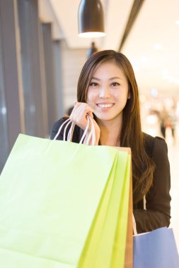 Asyalı kadın alışveriş merkezinde alışveriş