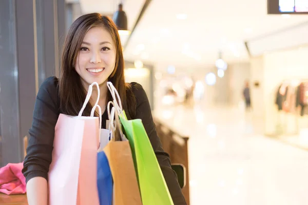 亚洲女人在购物商场购物 — 图库照片