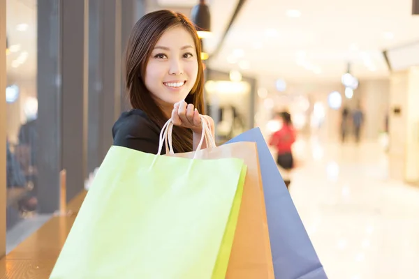 Ασιατικές γυναίκα ψώνια σε εμπορικό κέντρο — Φωτογραφία Αρχείου