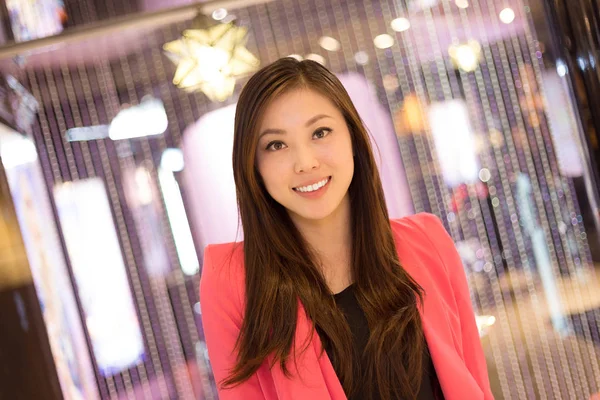 Азиатская женщина в современном торговом центре — стоковое фото