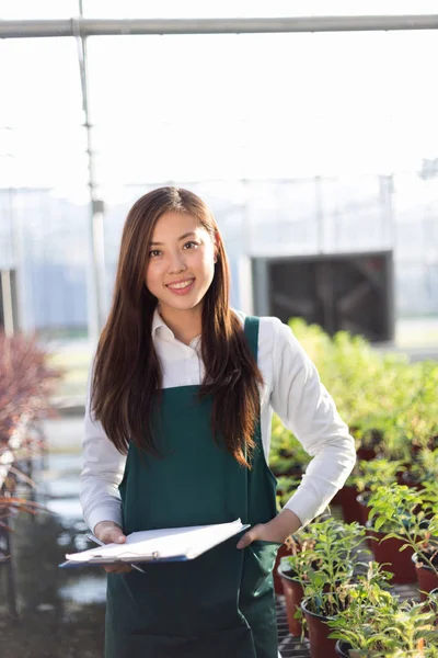 Asiatin arbeitet auf der grünen Wiese — Stockfoto