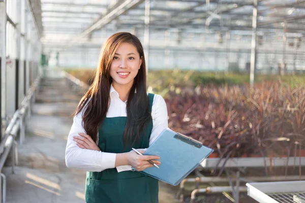 Ásia mulher trabalha no verde campo — Fotografia de Stock