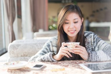 genç güzel Çinli kadın Cafe