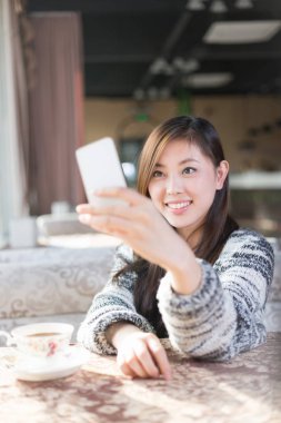 Çinli cep telefonu kafede kadınla