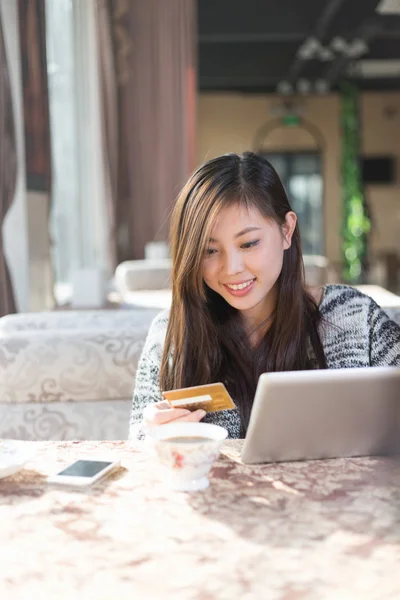 クレジット カードとカフェでタブレットの女性 — ストック写真