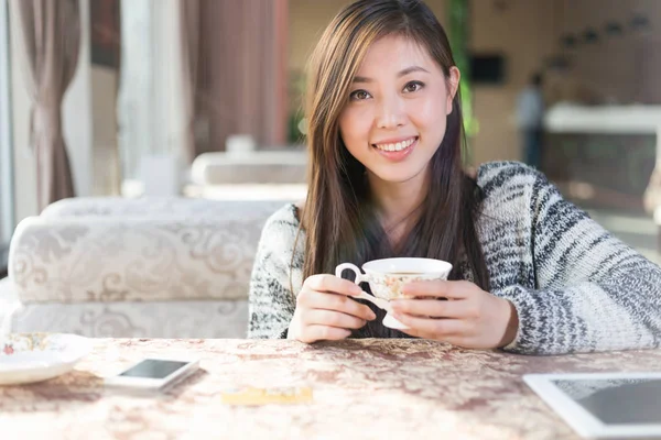 Ung söt kinesisk kvinna i café — Stockfoto