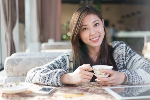 Ung söt kinesisk kvinna i café — Stockfoto