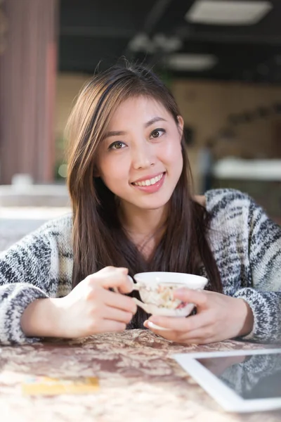 Giovane bella donna cinese in caffè — Foto Stock