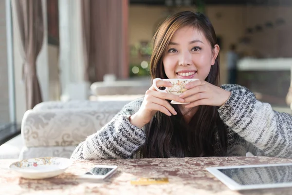 Ung söt kinesisk kvinna i café — Stockfoto