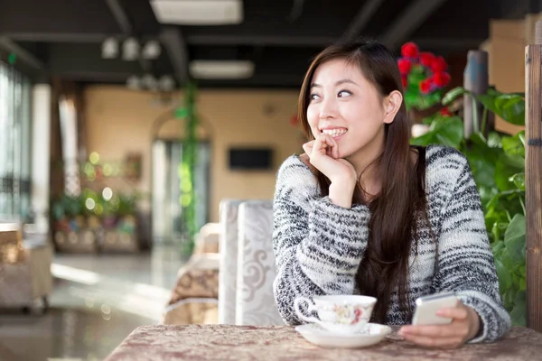 Çinli cep telefonu kafede kadınla — Stok fotoğraf