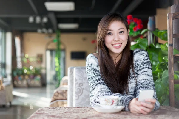 Mulher chinesa com telefone celular no café — Fotografia de Stock