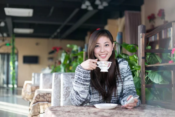 Genç güzel Çinli kadın Cafe — Stok fotoğraf