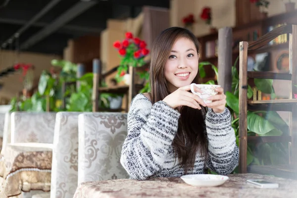 Ung söt kinesisk kvinna i café — Stockfoto