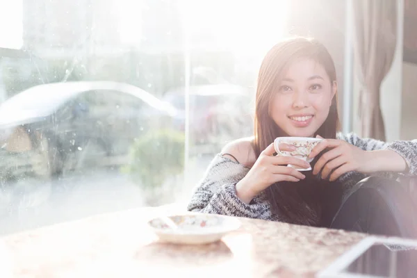 Junge hübsche Chinesin im Café — Stockfoto