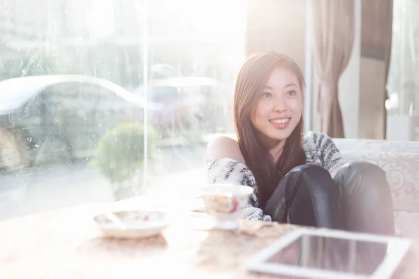 Ung söt kinesisk kvinna i café — Stockfoto