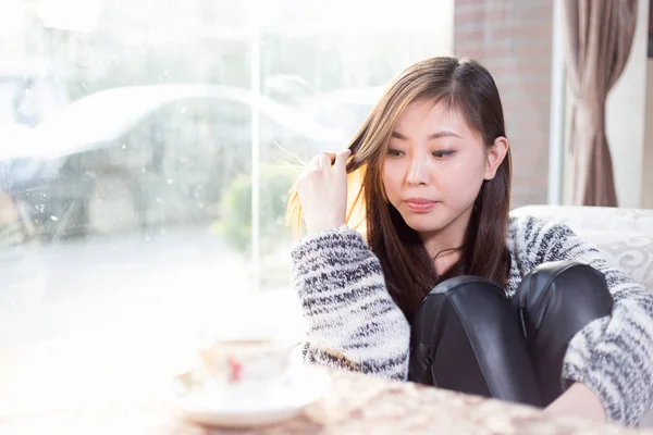 Jonge mooie chinese vrouw in café — Stockfoto