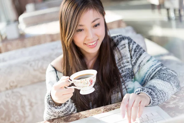 Νεαρή Κινέζα με το laptop στο καφέ — Φωτογραφία Αρχείου