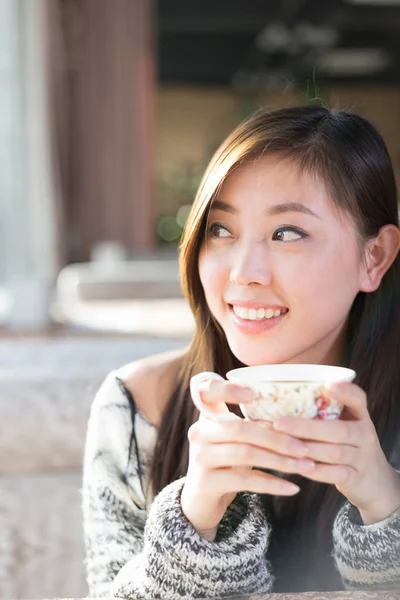Genç güzel Çinli kadın Cafe — Stok fotoğraf
