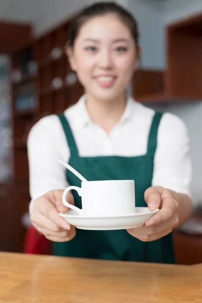 Молода красива жінка працює в кафе — стокове фото