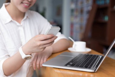 genç güzel kadın ofiste rahatlatır