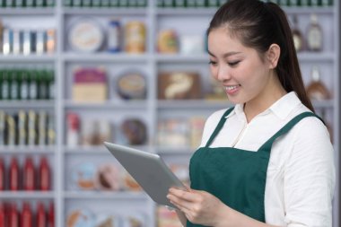 kadın perakende tablet ile çalışır