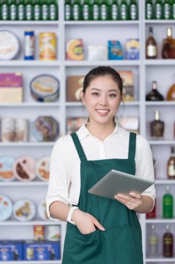 kadın perakende tablet ile çalışır