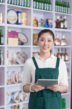 kadın perakende tablet ile çalışır