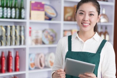 kadın perakende tablet ile çalışır