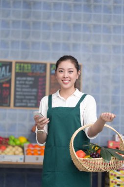 güzel kadın meyve deposunda çalışıyor