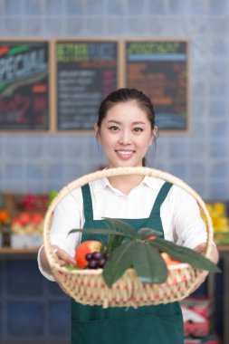 güzel kadın meyve deposunda çalışıyor