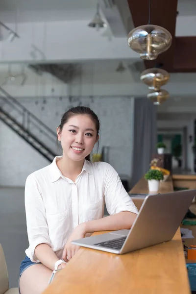 Ung vacker kvinna slappnar av i office — Stockfoto