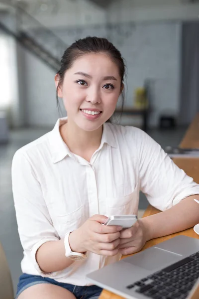 사무실에서 이완 하는 젊은 예쁜 여자 — 스톡 사진