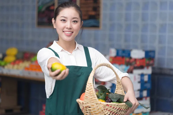 Mujer bonita trabaja en tienda de frutas —  Fotos de Stock