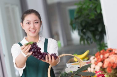 güzel kadın meyve deposunda çalışıyor