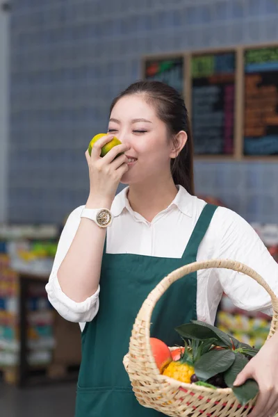 Mujer bonita trabaja en tienda de frutas — Foto de Stock