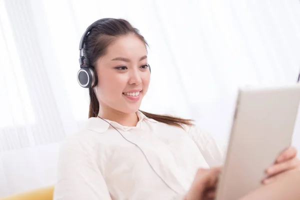 Kínai nő hallgat zenét a szobában — Stock Fotó
