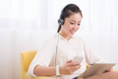 Çinli kadın odada müzik dinleme