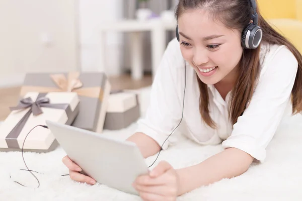 Kinesisk kvinna lyssnar musik i rum — Stockfoto