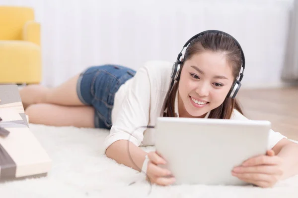 Mulher chinesa ouvir música no quarto — Fotografia de Stock