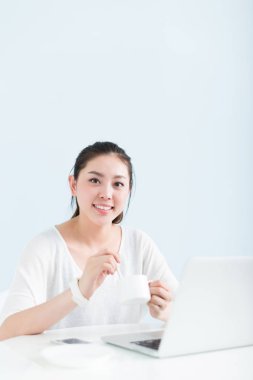 ofiste dizüstü bilgisayar kullanan güzel kadın