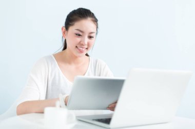 ofiste dizüstü ve tablet kullanan kadın