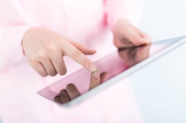 Çinli kadın hemşire hastanede tablet ile