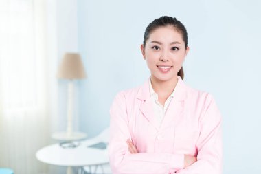 güzel Çinli kadın hemşire hastanede