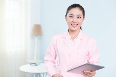 Çinli kadın hemşire hastanede tablet ile