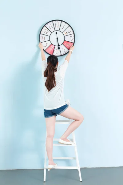 Young pretty woman with clock — 图库照片