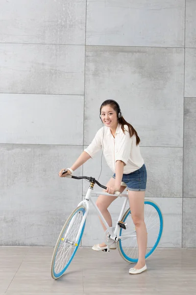 Chinesin hört Musik mit Fahrrad — Stockfoto